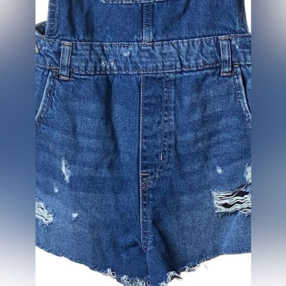 Divided H & M Wm’s Sz 6 Denim Distressed Frayed Jean Overall Bob Shorts - Picture 2 of 6